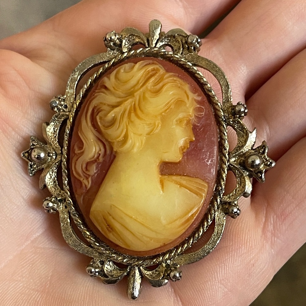 Vintage Carved Bakelite Celluloid Cameo Brooch Pendant